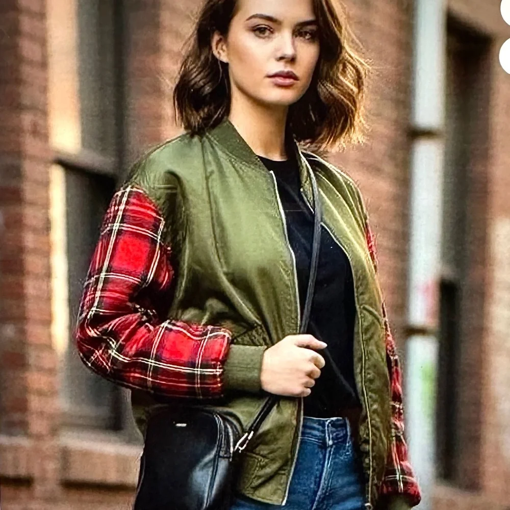 Forever 21 Women’s Green and Red Plaid Bomber Jacket Size S NWT - Picture 1 of 10